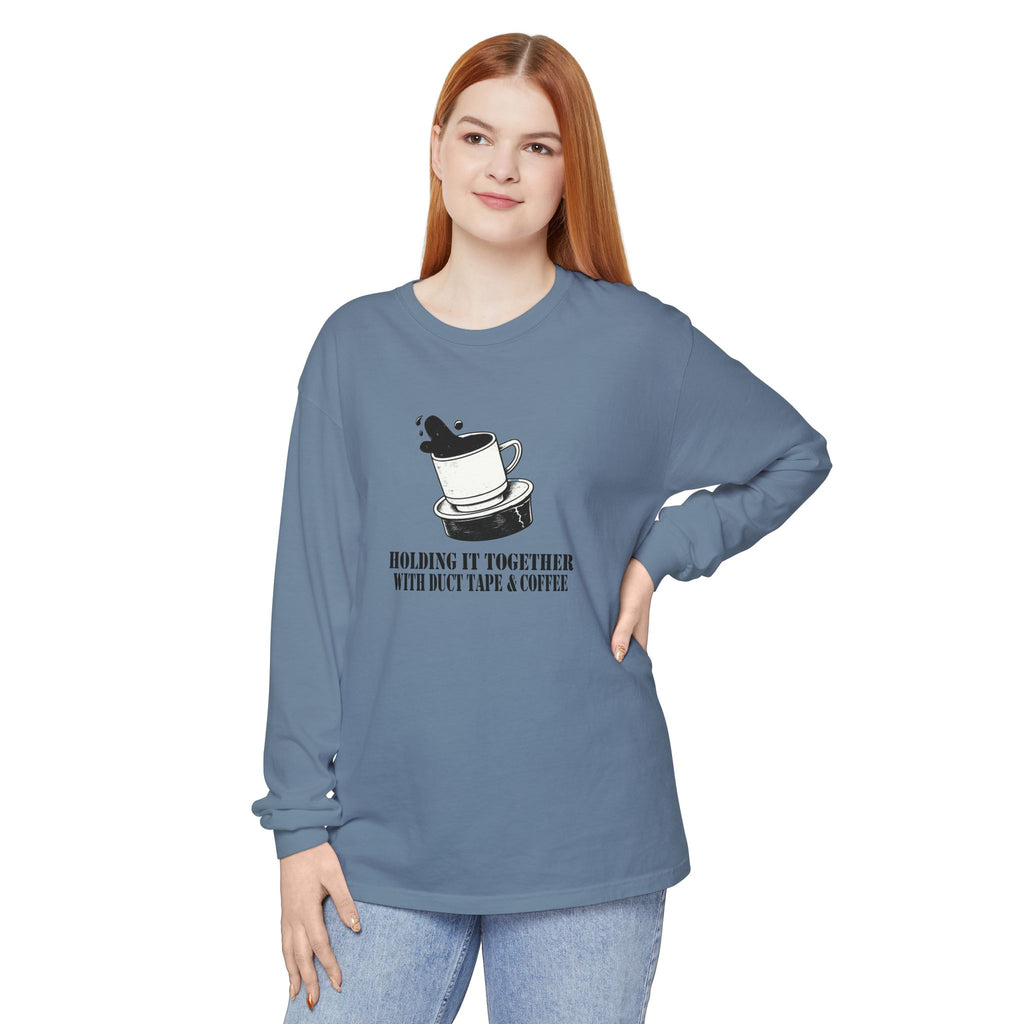 T-shirt à manches longues « Holding it Together with Duct Tape and Coffee » – Humour réaliste