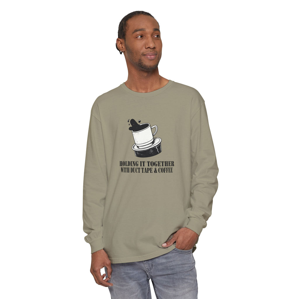 T-shirt à manches longues « Holding it Together with Duct Tape and Coffee » – Humour réaliste